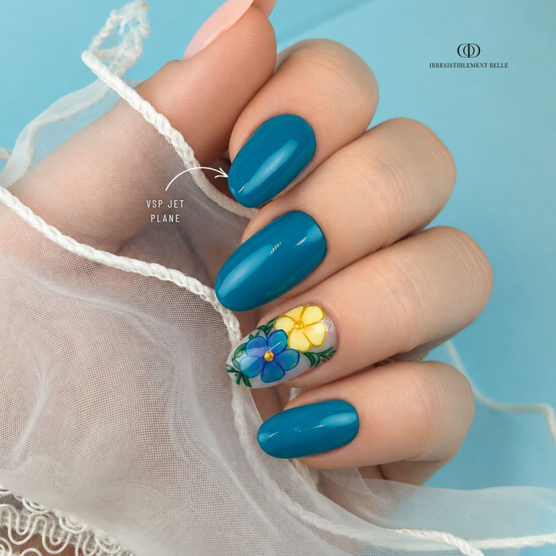 Pose en amandes avec le vernis semi permanent Jet Plane vert pétrole