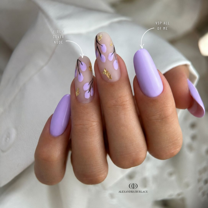Pose d'ongles en amandes avec le vernis semi permanent All Of Me violet pastel