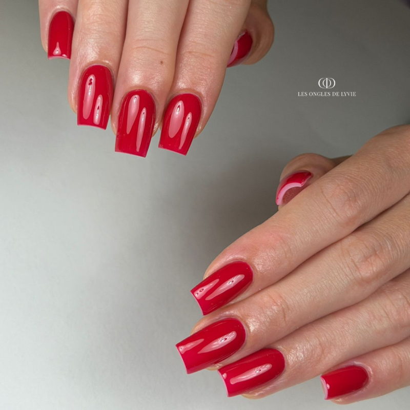 Pose d'ongles carrée avec le VSP Desire rouge légèrement rose