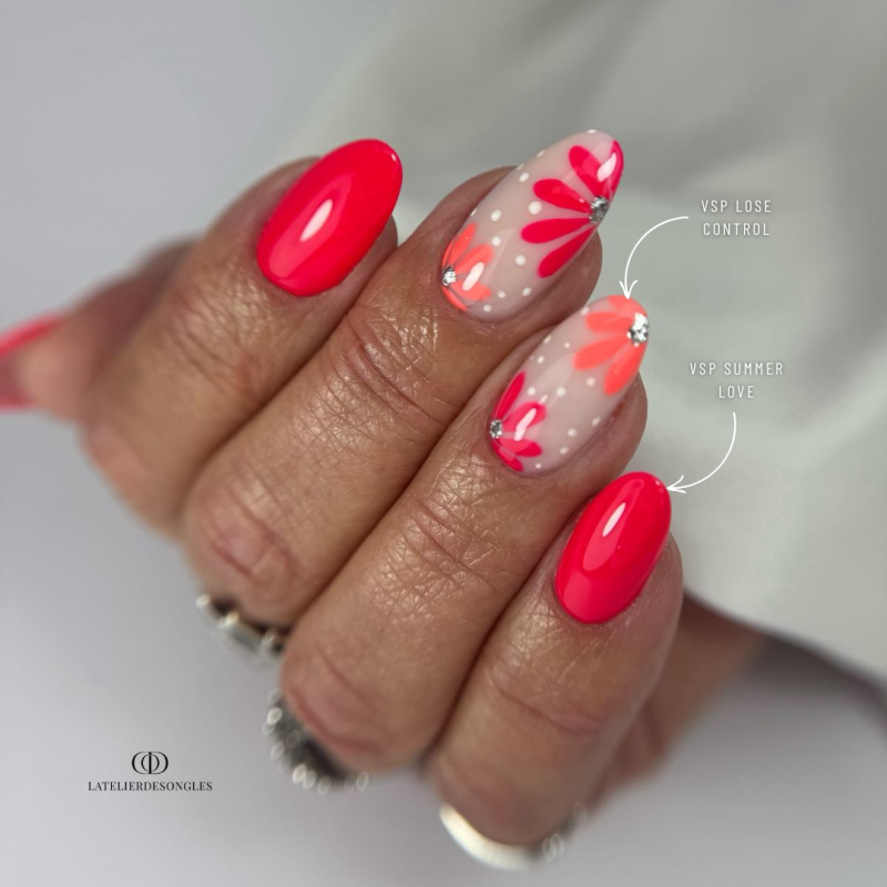 Pose d'ongles en amandes avec le VSP Lose Control orange corail néon et Summer Love rose néon