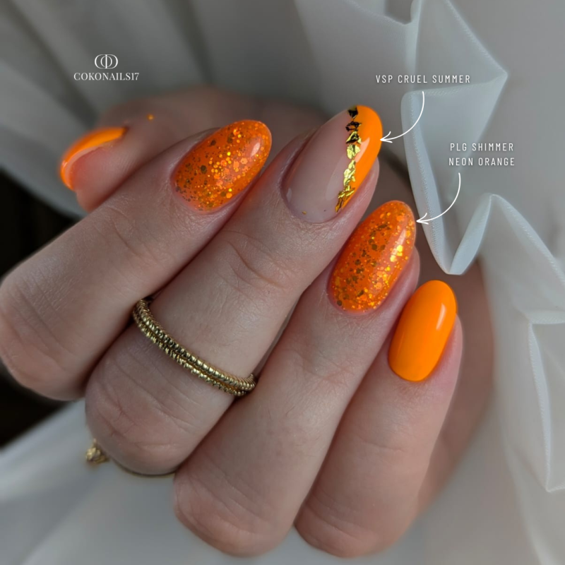 Pose ovale avec le vernis semi permanent Cruel Summer orange néon