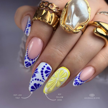 Pose en amandes avec le vernis semi permanent Like That bleu roi