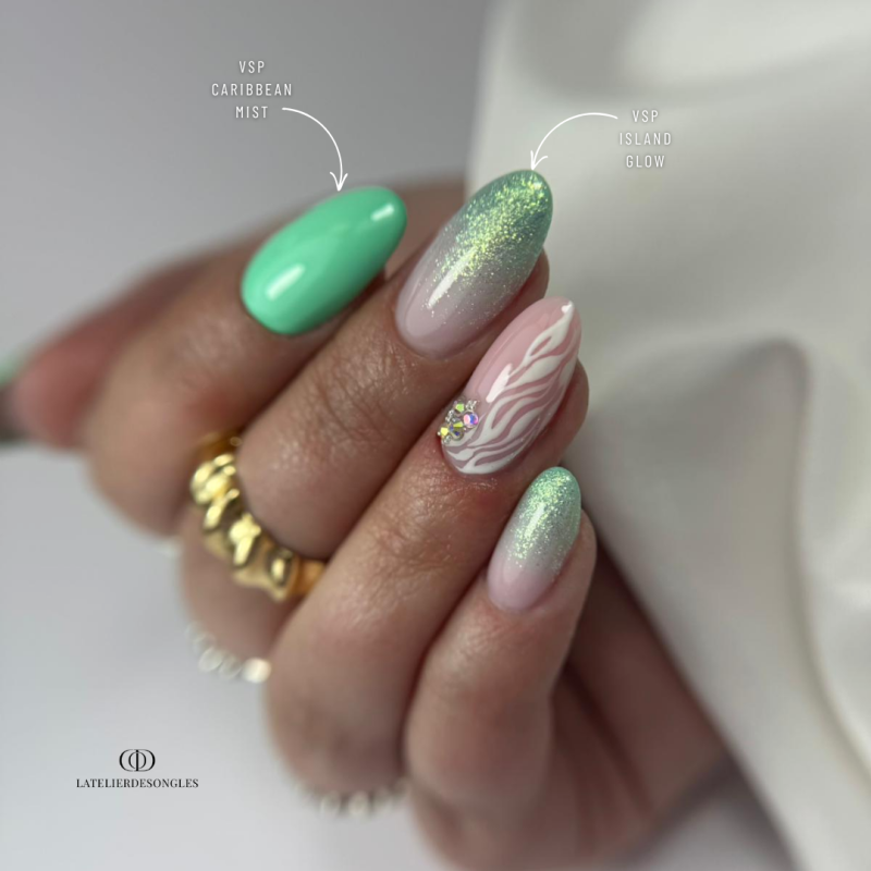 Pose en amandes avec le vernis semi permanent Caribbean Mist vert d'eau pastel