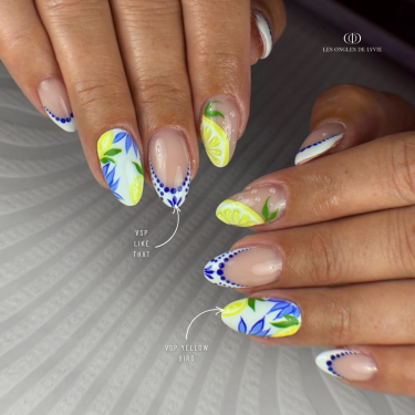 Pose en amandes avec le vernis semi permanent Like That bleu roi