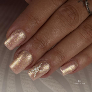 Pose carrée avec le vernis semi permanent pastel orange irisé