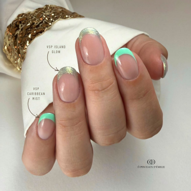 Pose ovale avec le vernis semi permanent Island Glow vert d'eau irisé pailleté