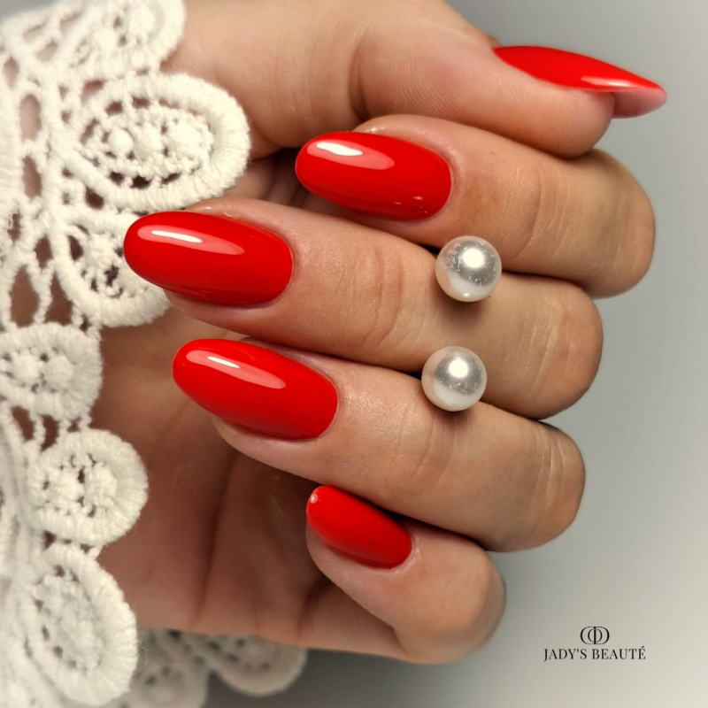 Pose d'ongle en amandes avec le VSP Just Like, rouge orangé vif
