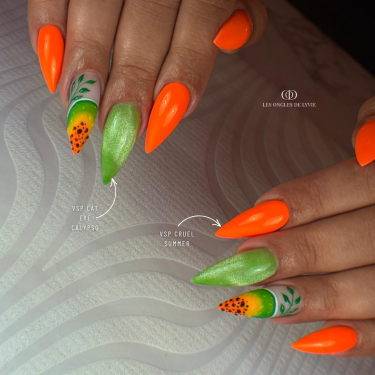 Pose stiletto avec le VSP Cruel Summer, néon orange