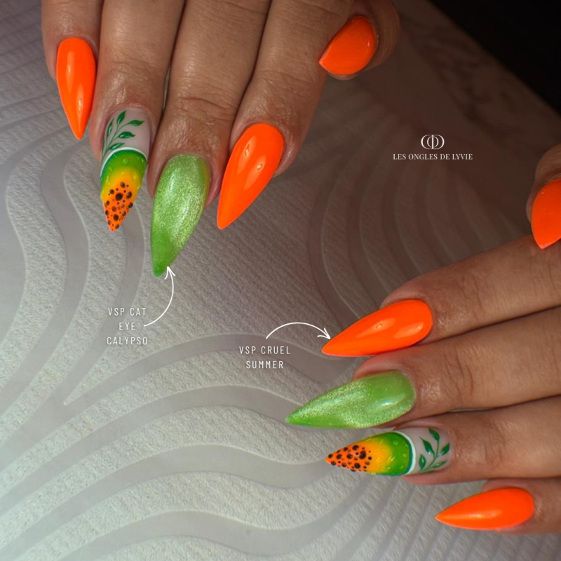 Pose stiletto avec le VSP Cruel Summer, néon orange