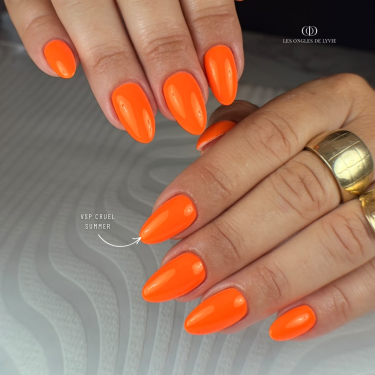 Pose en amandes avec le VSP Cruel Summer, néon orange
