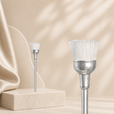 Pivoting brush