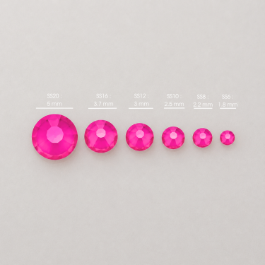 Différentes tailles de strass néon Fuchsia