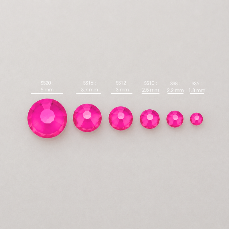Différentes tailles de strass néon Fuchsia