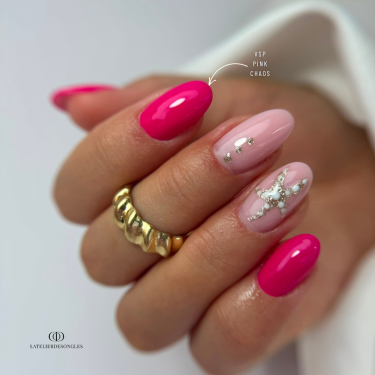 Pose en amandes avec le vernis semi permanent Pink Chaos rose néon