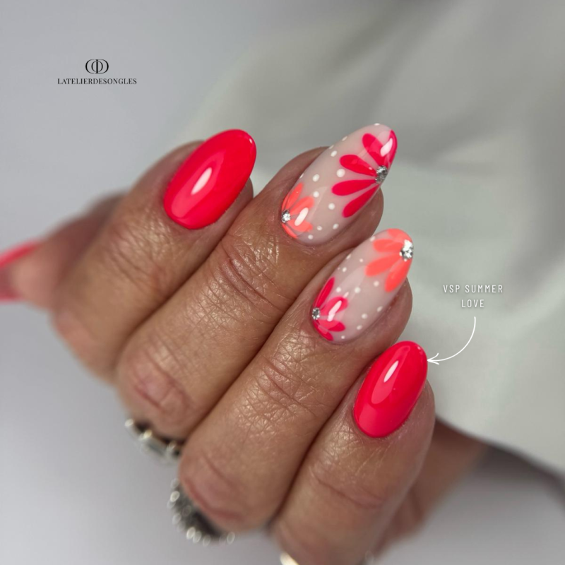 Pose en amandes avec le vernis semi permanent Summer Love rose orangé néon
