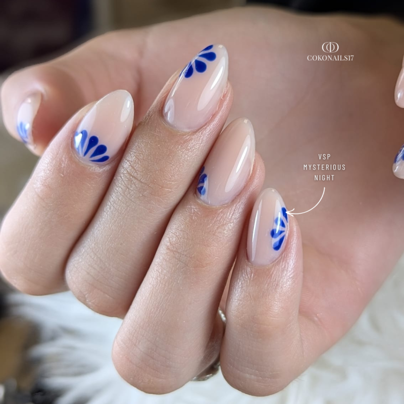 Pose en amandes avec le vernis semi permanent Mysterious Night bleu électrique