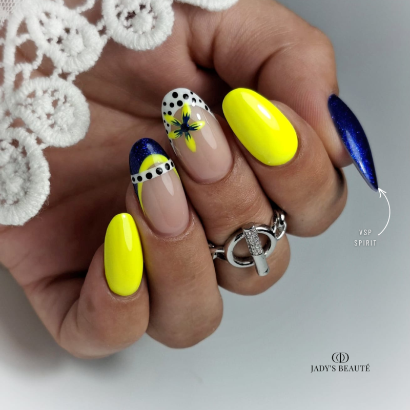 Pose en amandes avec le vernis semi permanent Spirit bleu violet électrique pailleté