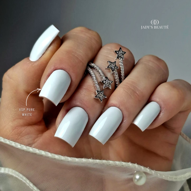 Pose d'ongles avec le vernis semi-permanent Pure White, blanc intense