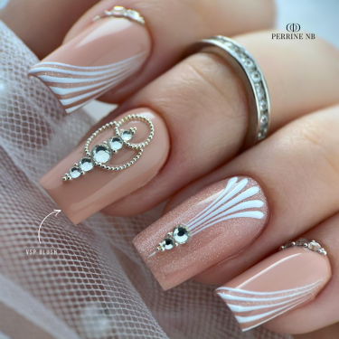 Pose d'ongles avec le vernis semi-permanent Blush, beige rosé