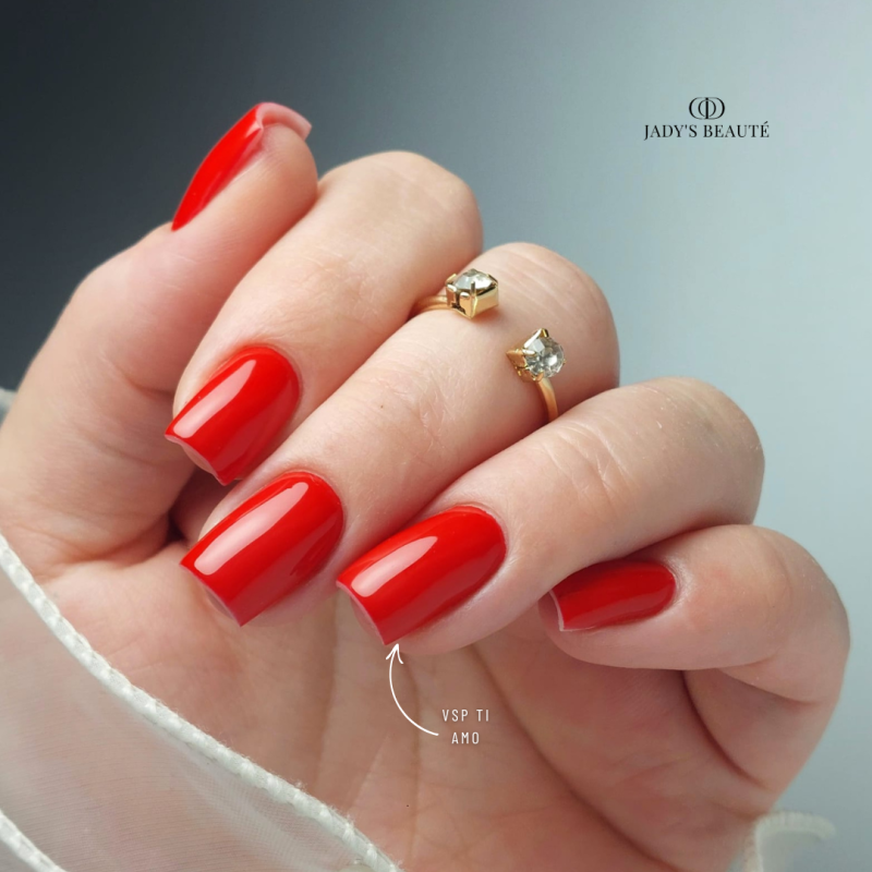 Pose d'ongles avec le vernis semi-permanent Ti Amo, rouge intense