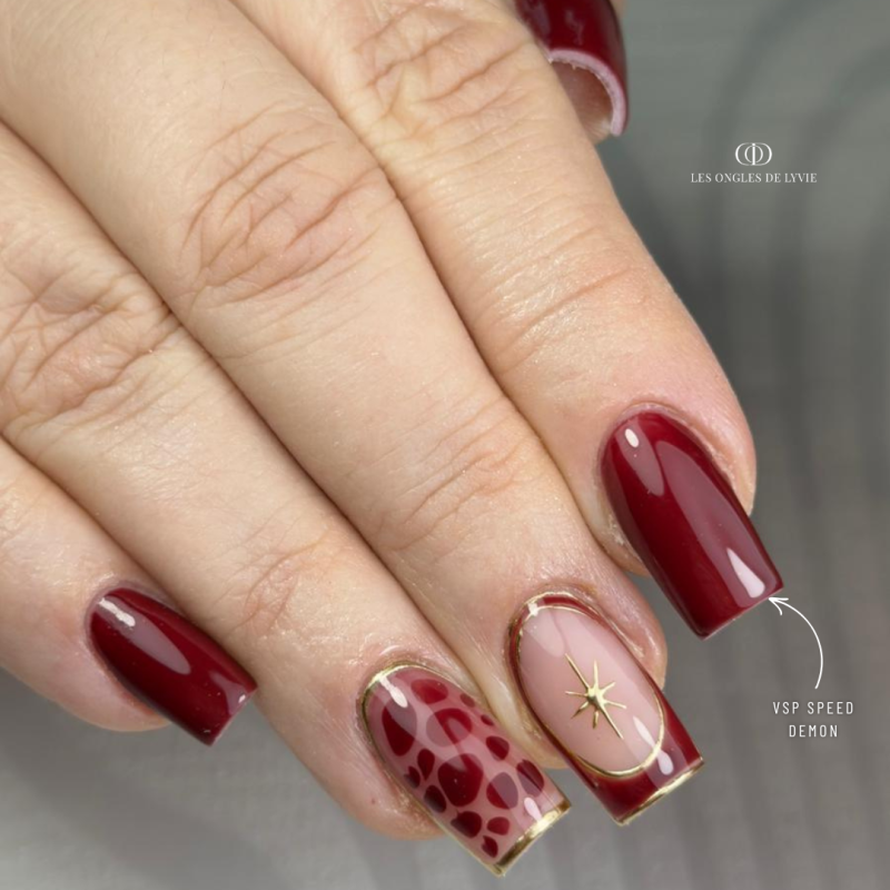 Pose d'ongles avec le vernis semi-permanent Speed Demon, bordeaux intense