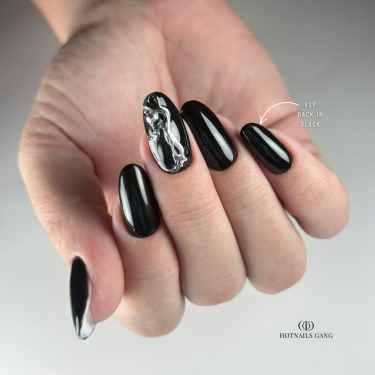 Pose d'ongles avec le vernis semi-permanent Back In Black, noir intense