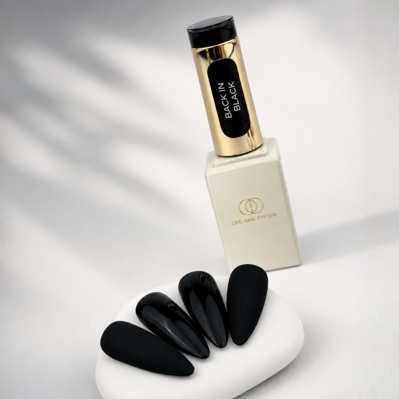 Capsules réalisées avec le vernis semi-permanent Back In Black, noir intense