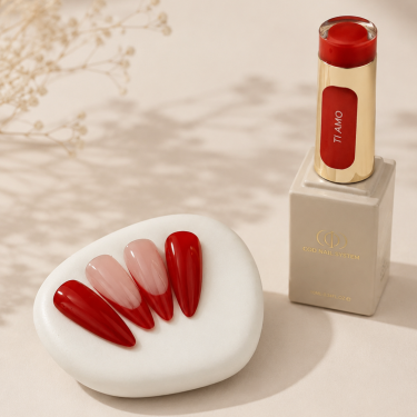 Capsules réalisées avec le vernis semi-permanent Ti Amo, rouge intense