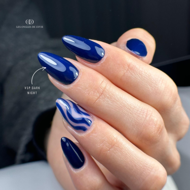 Pose d'ongles avec le vernis semi permanent Dark Night, bleu nuit