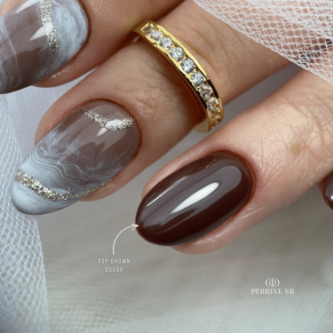 Pose d'ongles avec le vernis semi permanent Brown Sugar, marron chaud