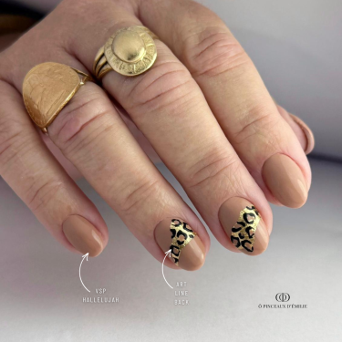 Pose d'ongles avec le vernis semi permanent Hallelujah, beige nude naturel