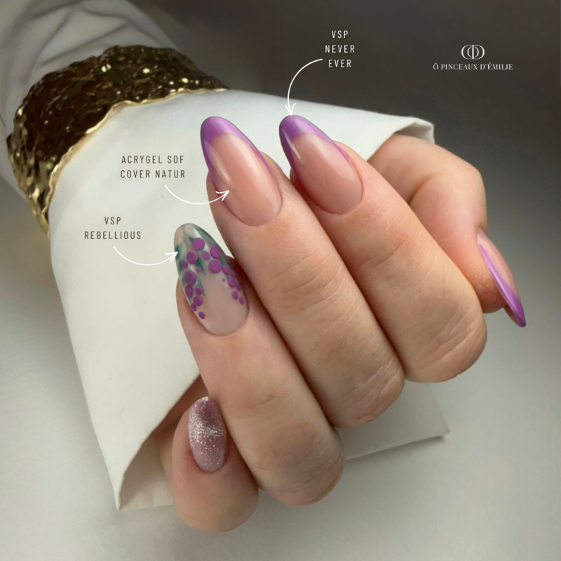 Pose d'ongles avec le vernis semi permanent Never Ever, mauve doux