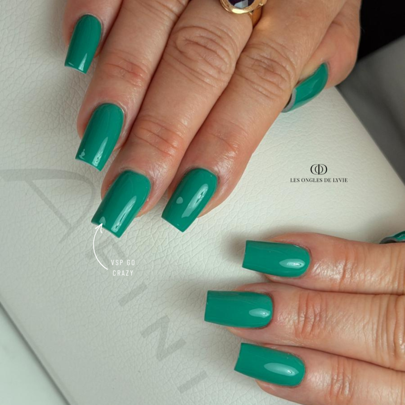 Pose d'ongles avec le vernis semi permanent Go Crazy, vert menthe