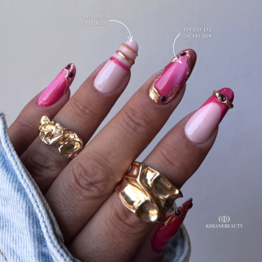 Pose d'ongles avec le vernis semi permanent Cat Eye Cherry Bomb, rouge rosé
