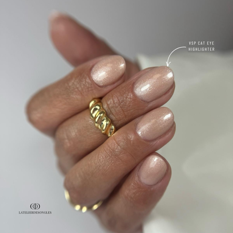 Pose ovale avec le vernis semi permanent Cat Eye Highlighter