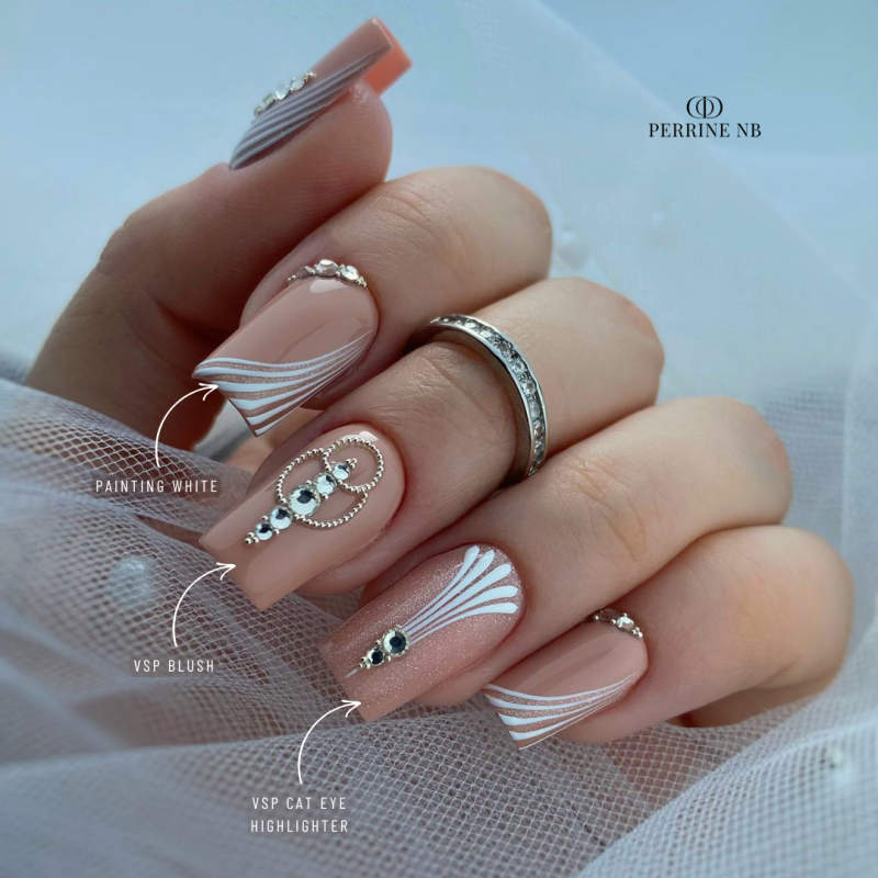 Pose carrée avec le vernis semi permanent Cat Eye Glowy et le Natural