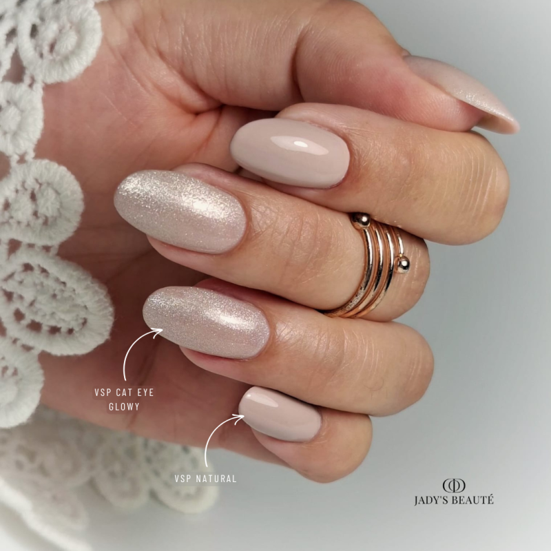 Pose en amandes avec le vernis semi permanent Cat Eye Glowy et Natural