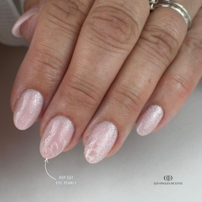 Pose en amandes avec le vernis semi permanent Cat Eye Pearly