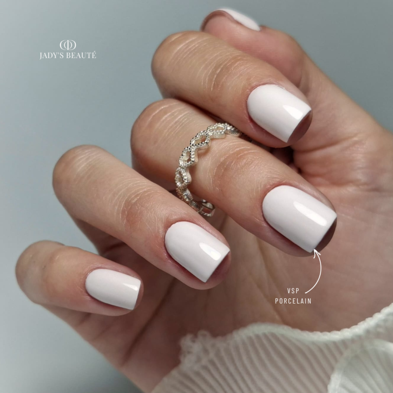 Pose carrée avec le vernis semi permanent Porcelain