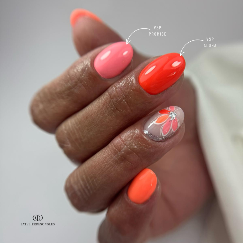 Pose en amandes avec le vernis semi permanent Aloha, orange corail néon