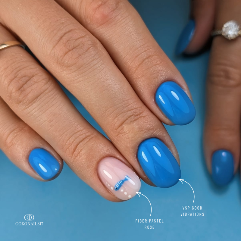 Pose d'ongles avec le vernis semi permanent Good Vibrations, bleu