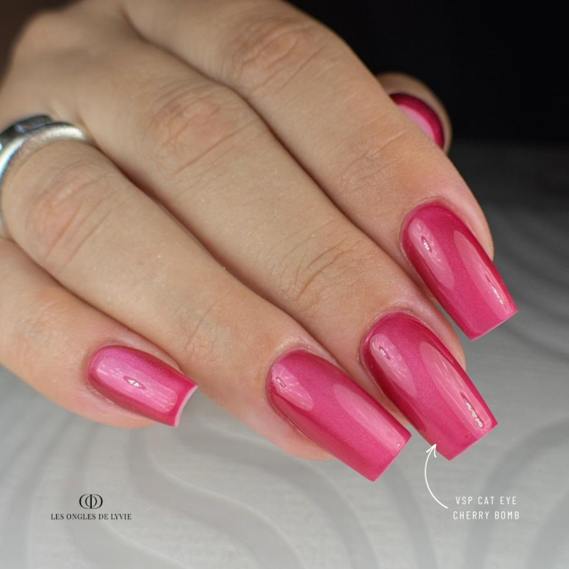 Pose d'ongles carrée avec le vernis semi permanent Cat Eye Cherry Bomb, rouge rosé
