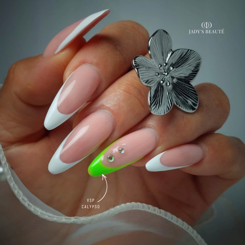 Pose d'ongles avec le vernis semi permanent Calypso, vert néon intense