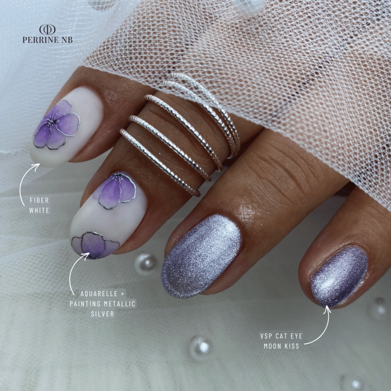 Pose d'ongles ovales avec le vernis semi permanent Cat Eye To The Moon, violet pastel