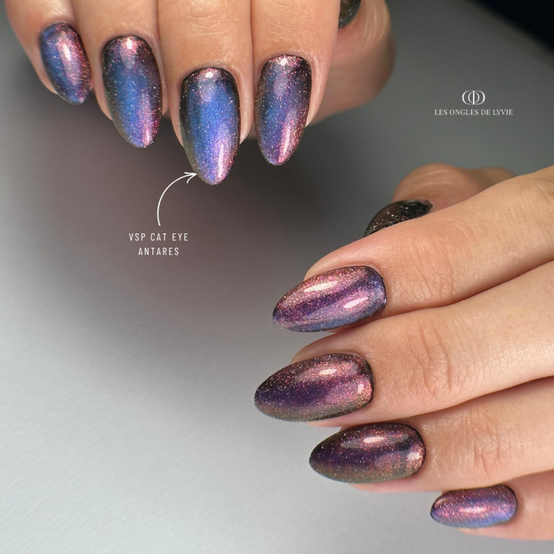 Pose d'ongles en amandes avec le Cat Eye Antares, rouge violet rosé