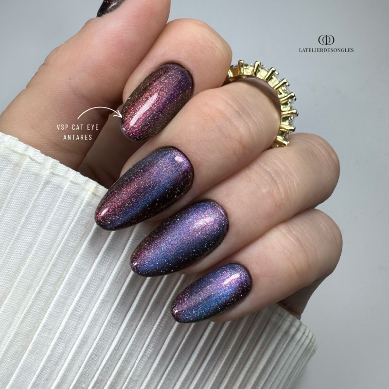 Pose d'ongles en amandes avec le Cat Eye Antares, rouge violet rosé