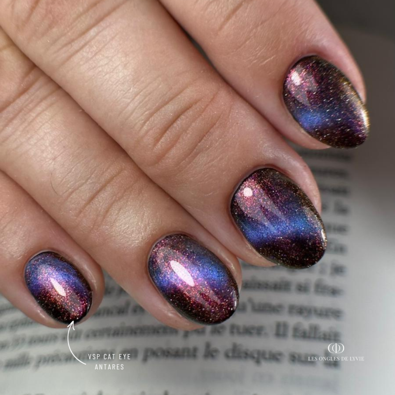 Pose d'ongles en amandes avec le Cat Eye Antares, rouge violet rosé