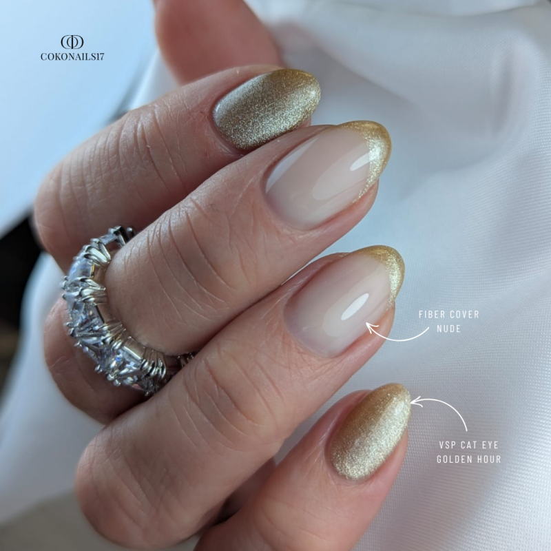 Pose d'ongles en amandes avec le vernis semi permanent Cat Eye Golden Hour, sable doré