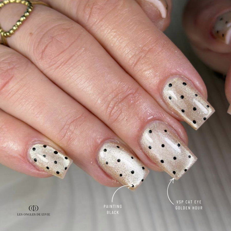Pose d'ongles carrée avec le vernis semi permanent Cat Eye Golden Hour, sable doré