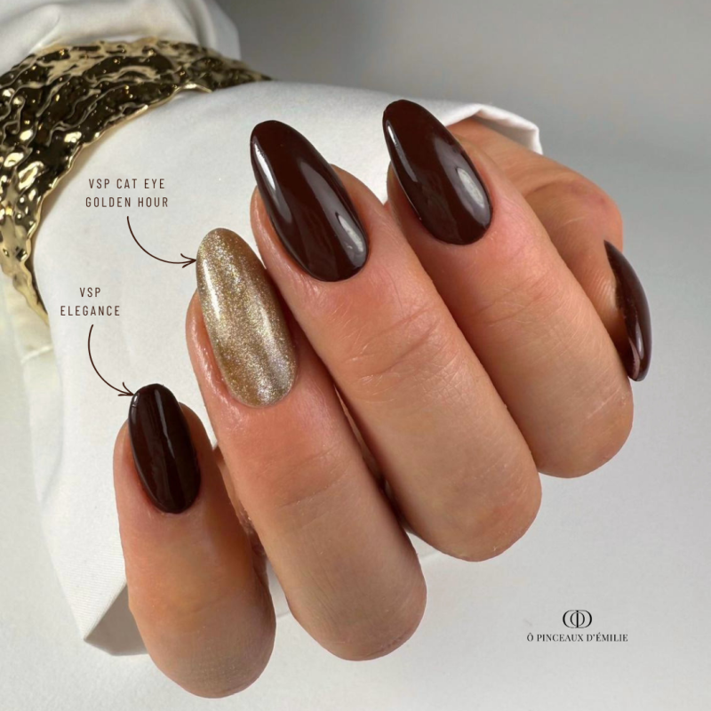 Pose d'ongles en amandes avec le vernis semi permanent Cat Eye Golden Hour, sable doré